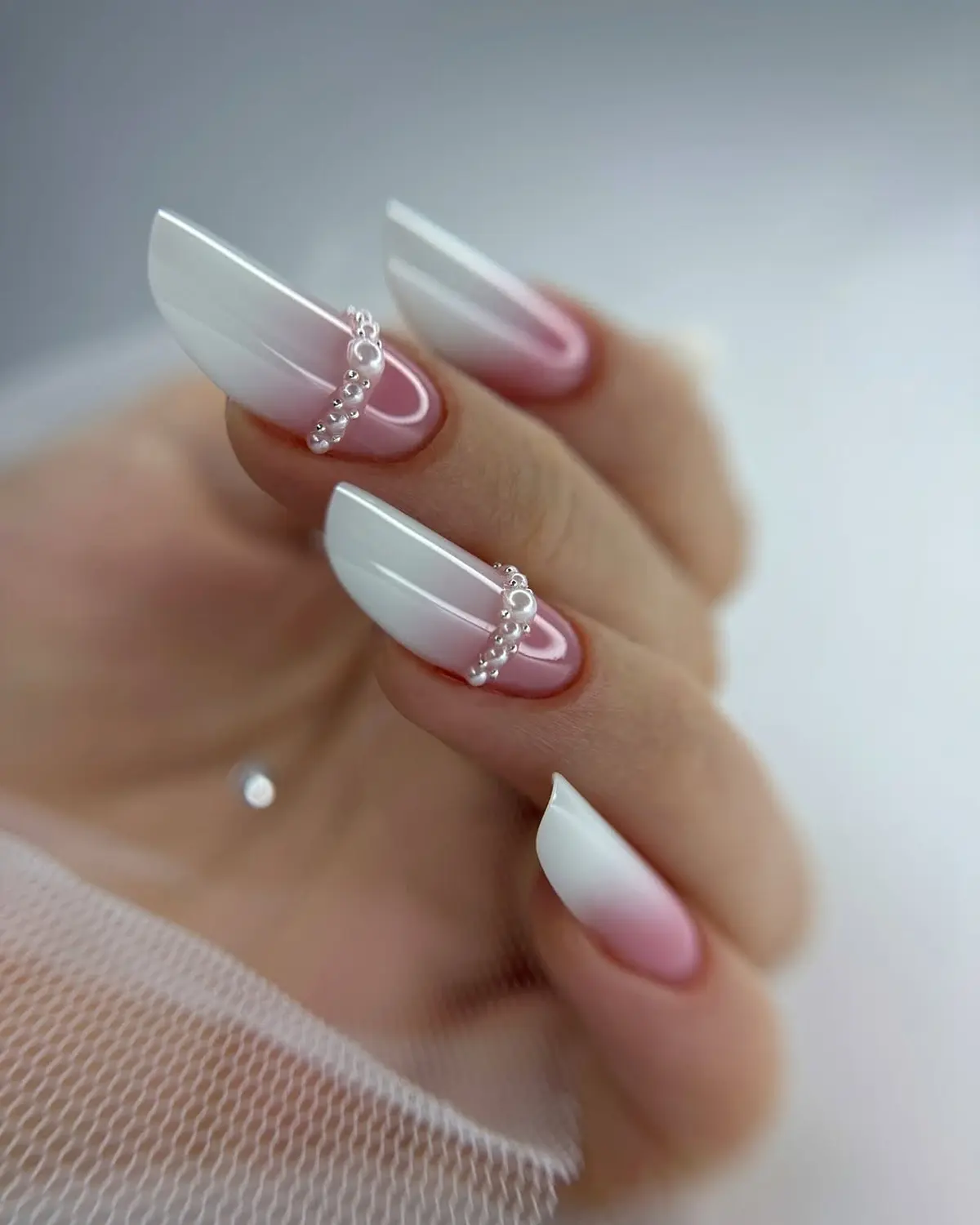 Babyboomer mit Glitzerverlauf Der zeitlose Nageltrend für Eleganz und Glamour