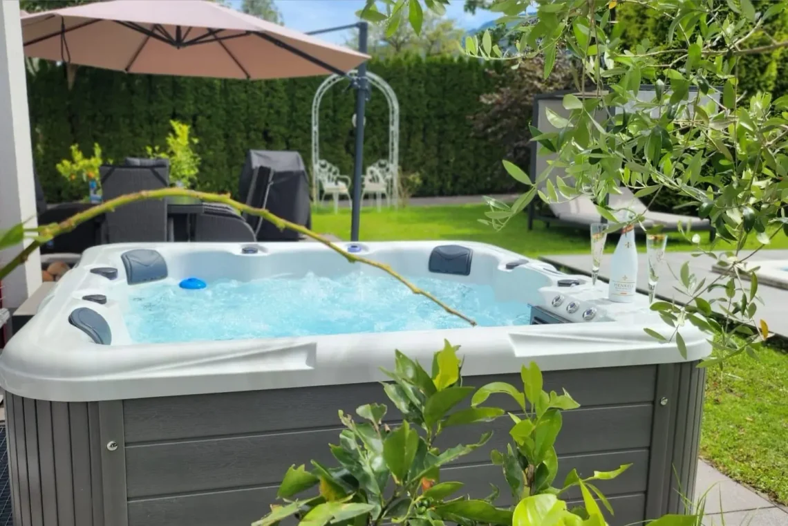 Whirlpool Überdachung Der große Ratgeber für 2025 – Vorteile, Materialien und Kaufempfehlungen